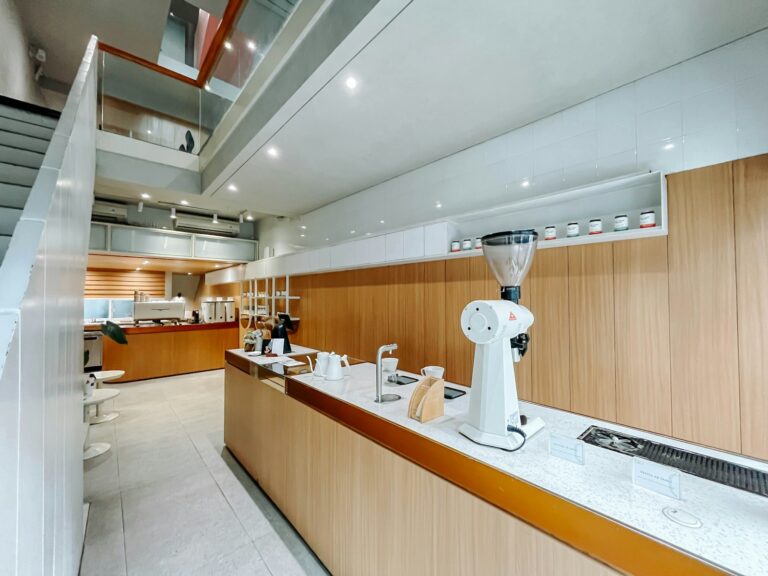 Laboratory workbenches